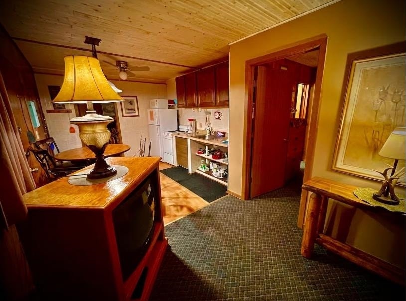 1080 E Hiawatha Drive, Lake Delton, WI 53965