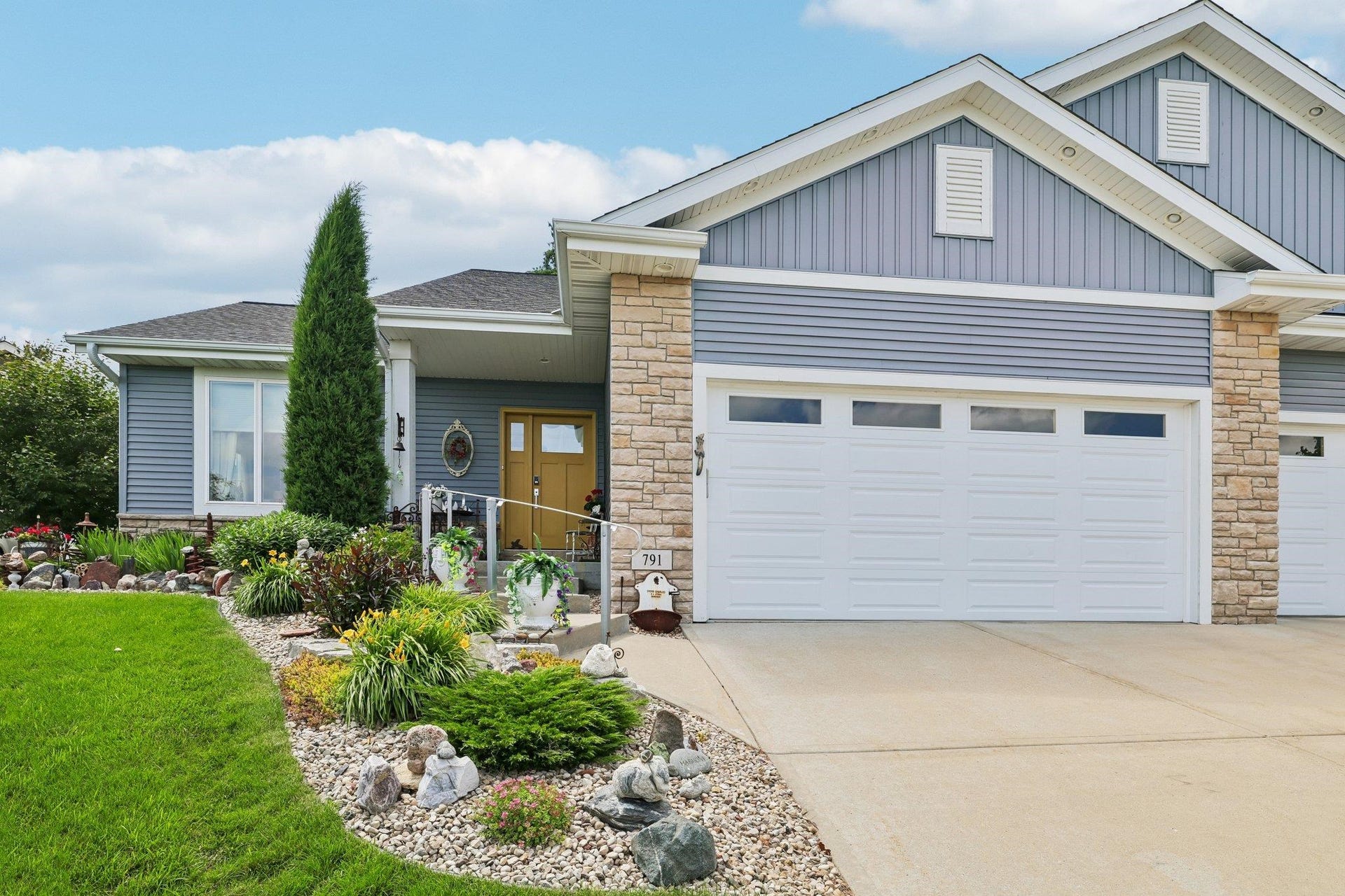 791 Country View Lane, Lake Mills, WI 53551-1685