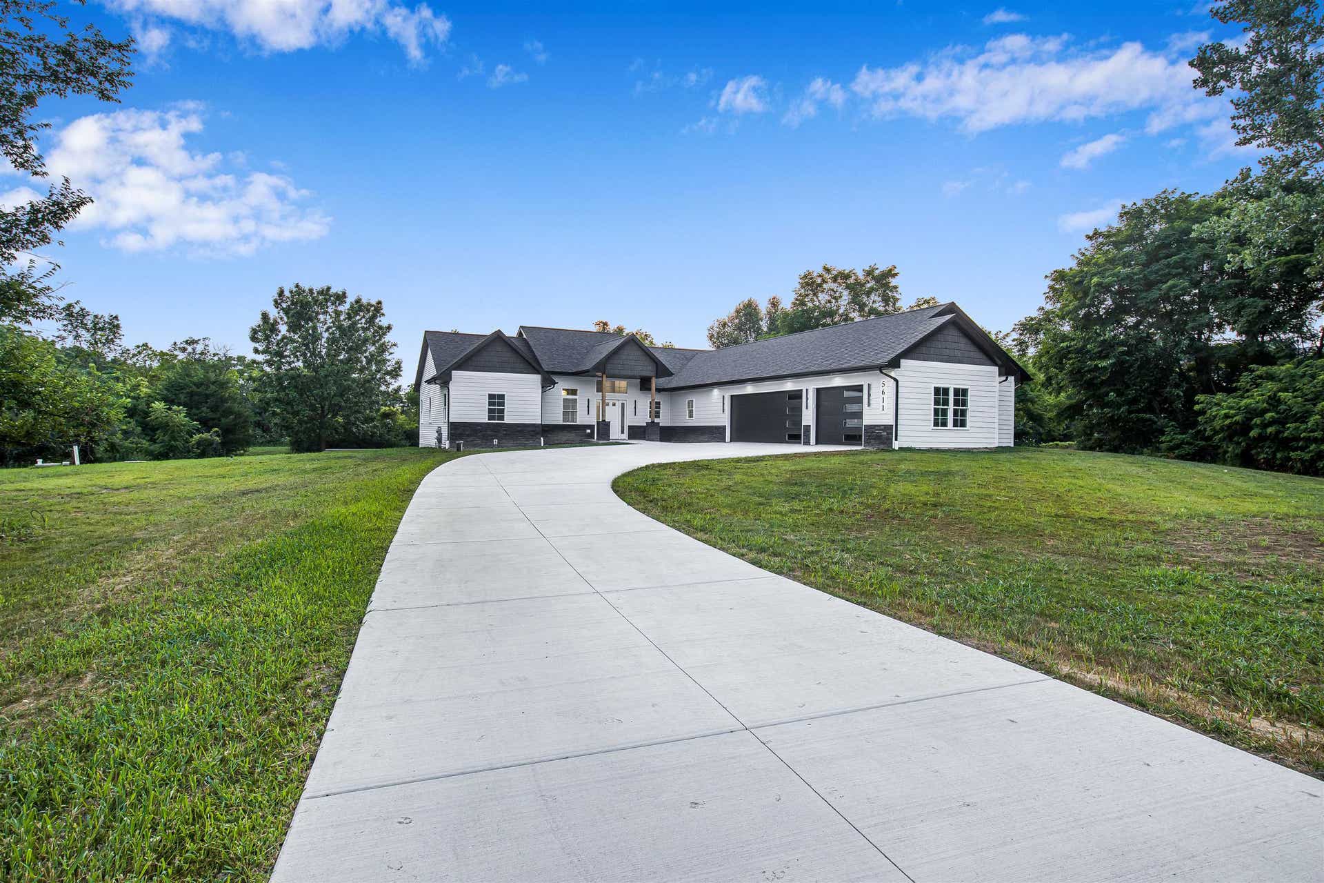 5611 N Vista, Janesville, WI 53548