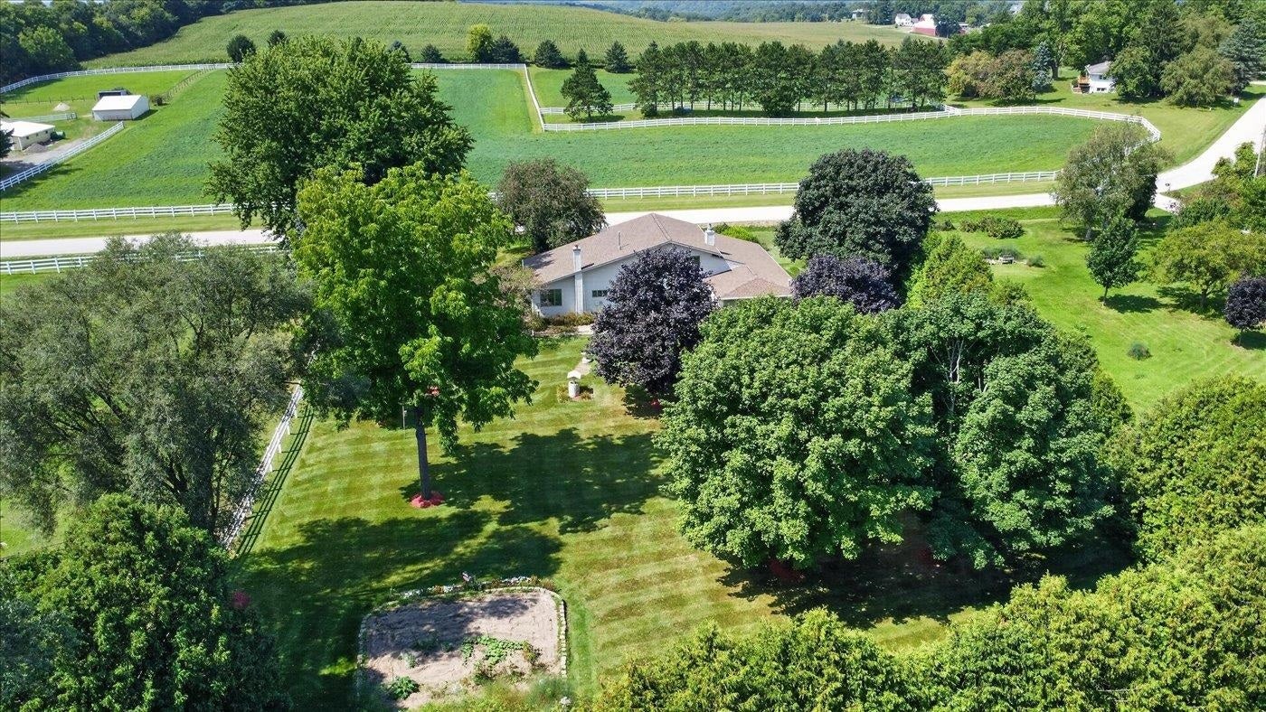 4956 Enchanted Valley Road, Springfield, WI 53562
