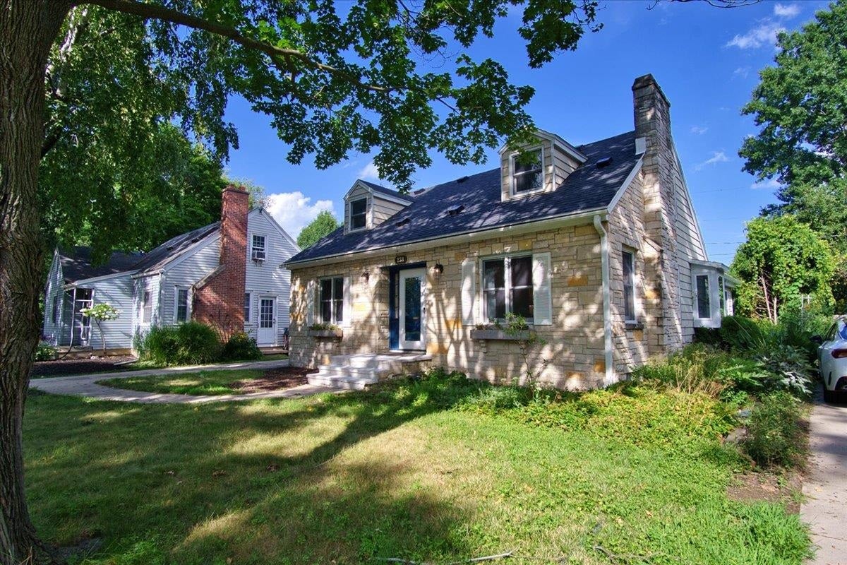 238 Kensington Drive, Maple Bluff, WI 53704