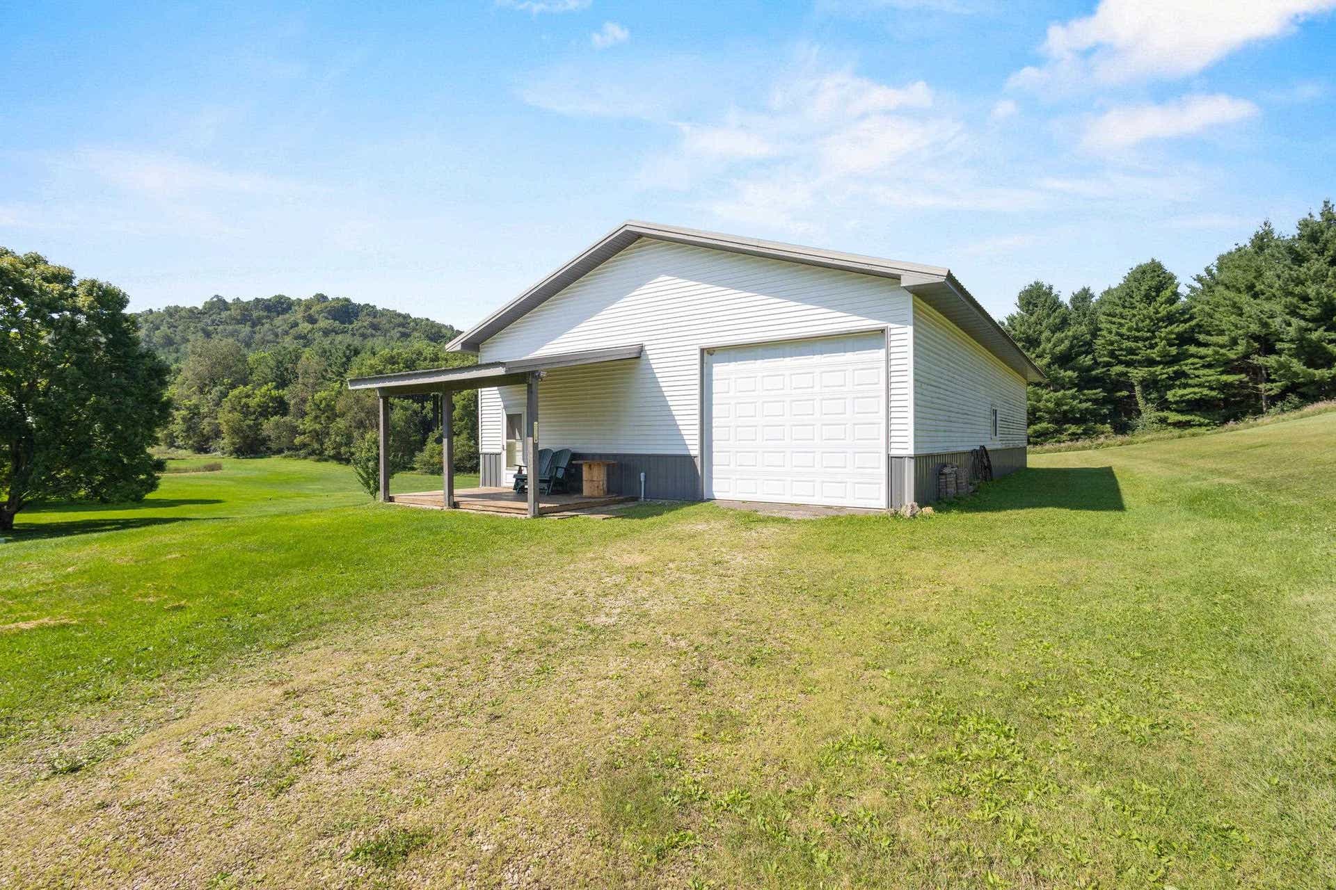 26060 Poole Lane, Rockbridge, WI 53581
