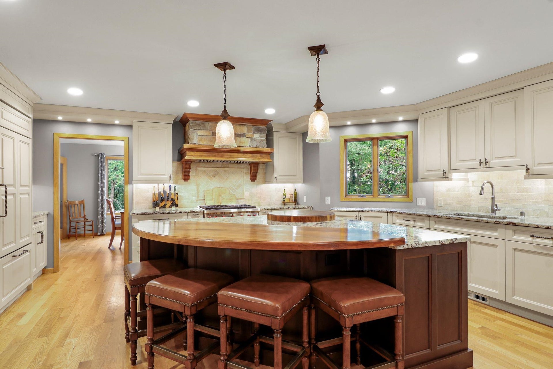 899 County Rd Mm, Oregon, WI 53575