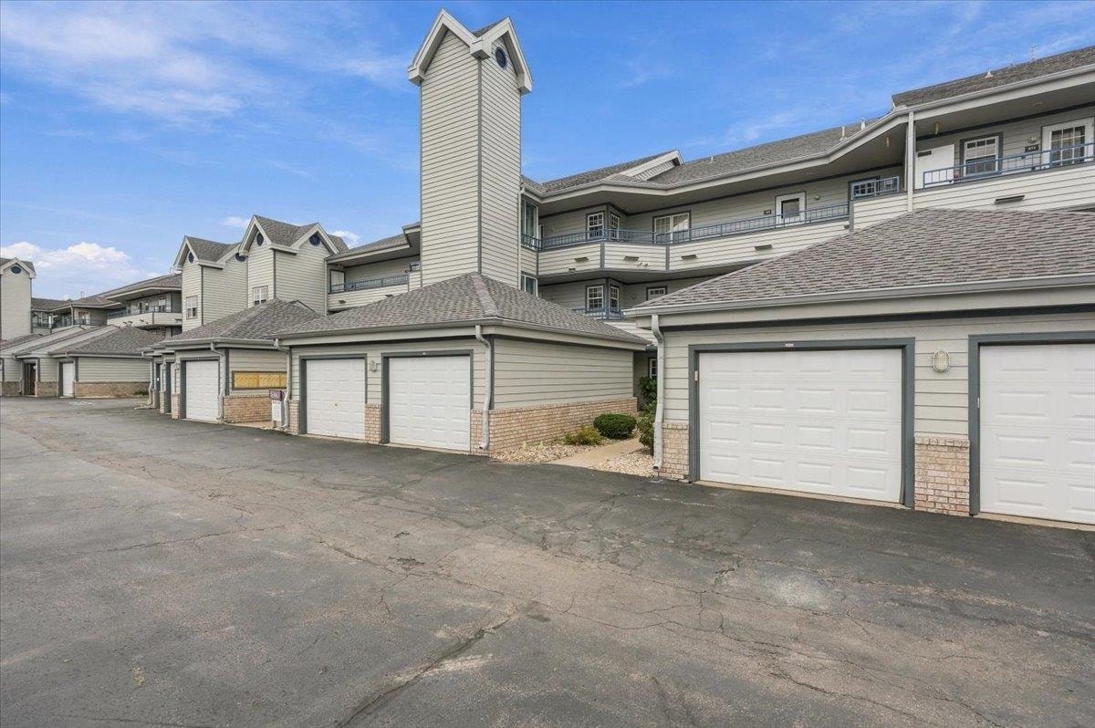 5383 Mariners Cove Drive, #414, Westport, WI 53704