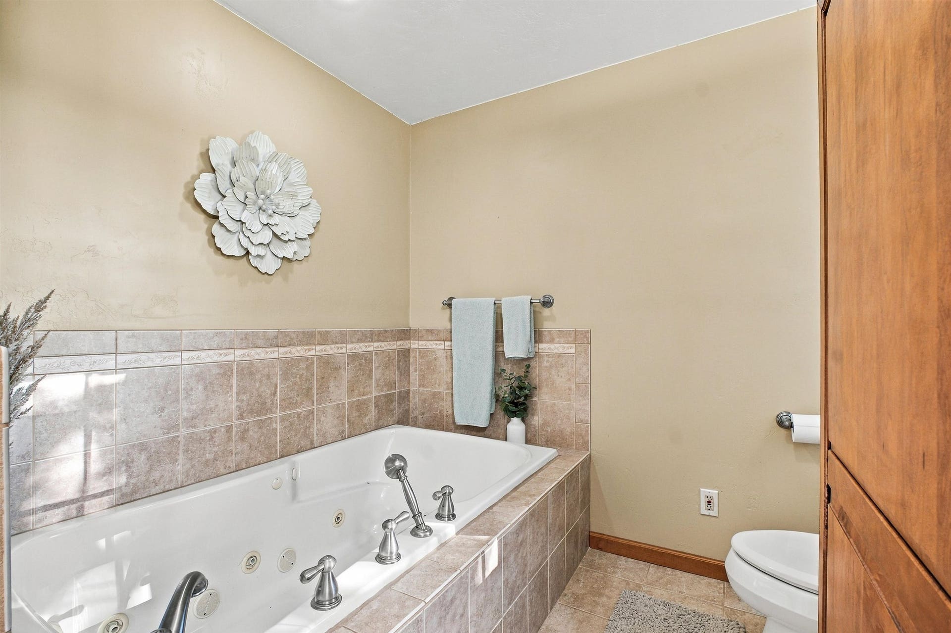W10886 Westfox Road, Fox Lake, WI 53933