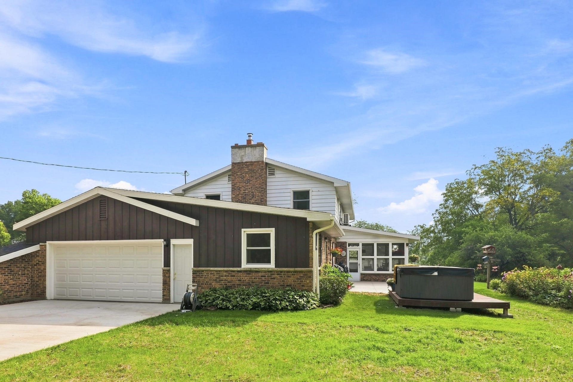 W2268 Ledgeview Road, Brooklyn, WI 54941