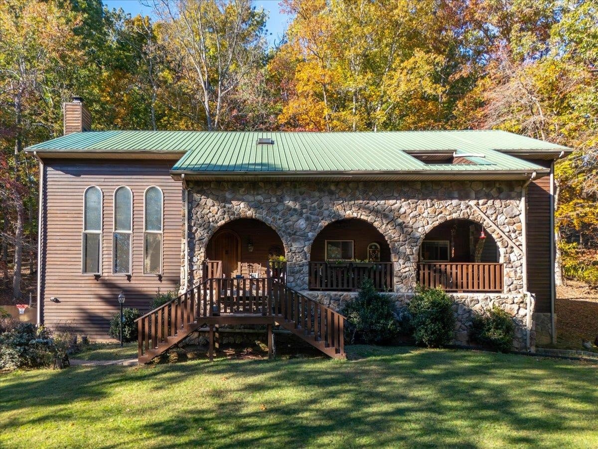1490 RED HAWK Run, Christiansburg, VA 24073