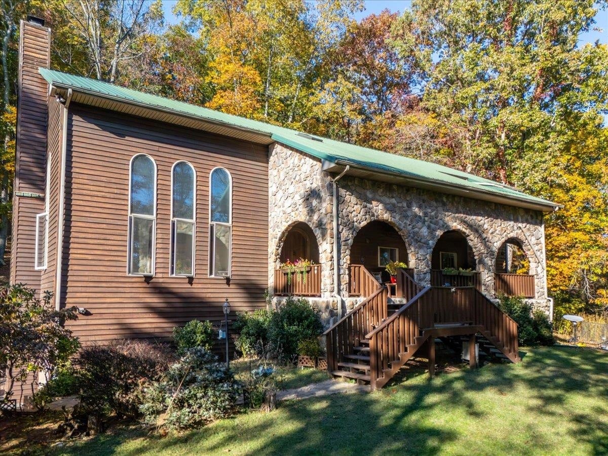 1490 RED HAWK Run, Christiansburg, VA 24073