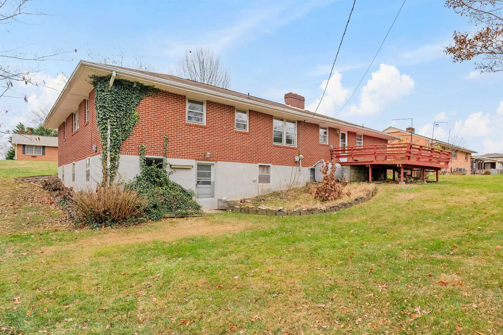 935 HUMMINGBIRD Drive, Christiansburg, VA 24073