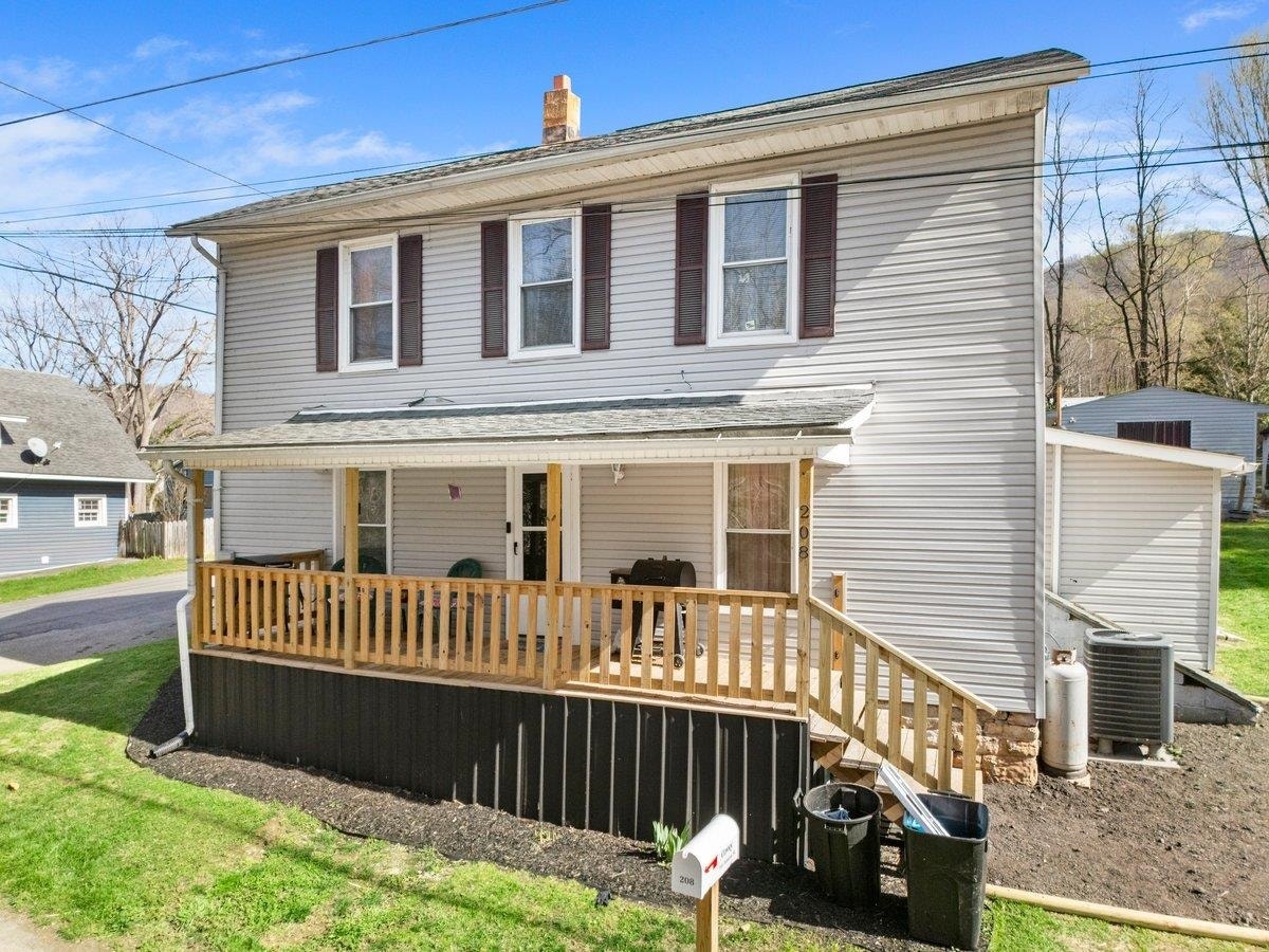 208 Holston Street, Narrows, VA 24124