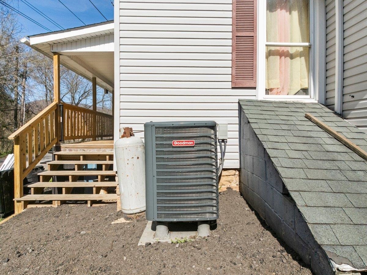 208 Holston Street, Narrows, VA 24124