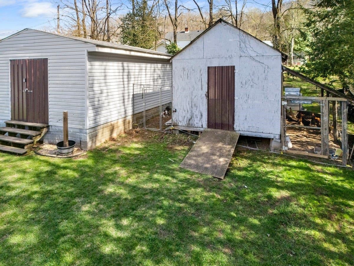 208 Holston Street, Narrows, VA 24124