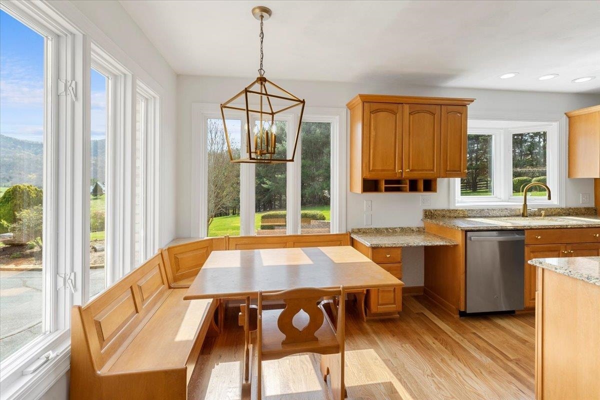 855 DEERCROFT Drive, Blacksburg, VA 24060