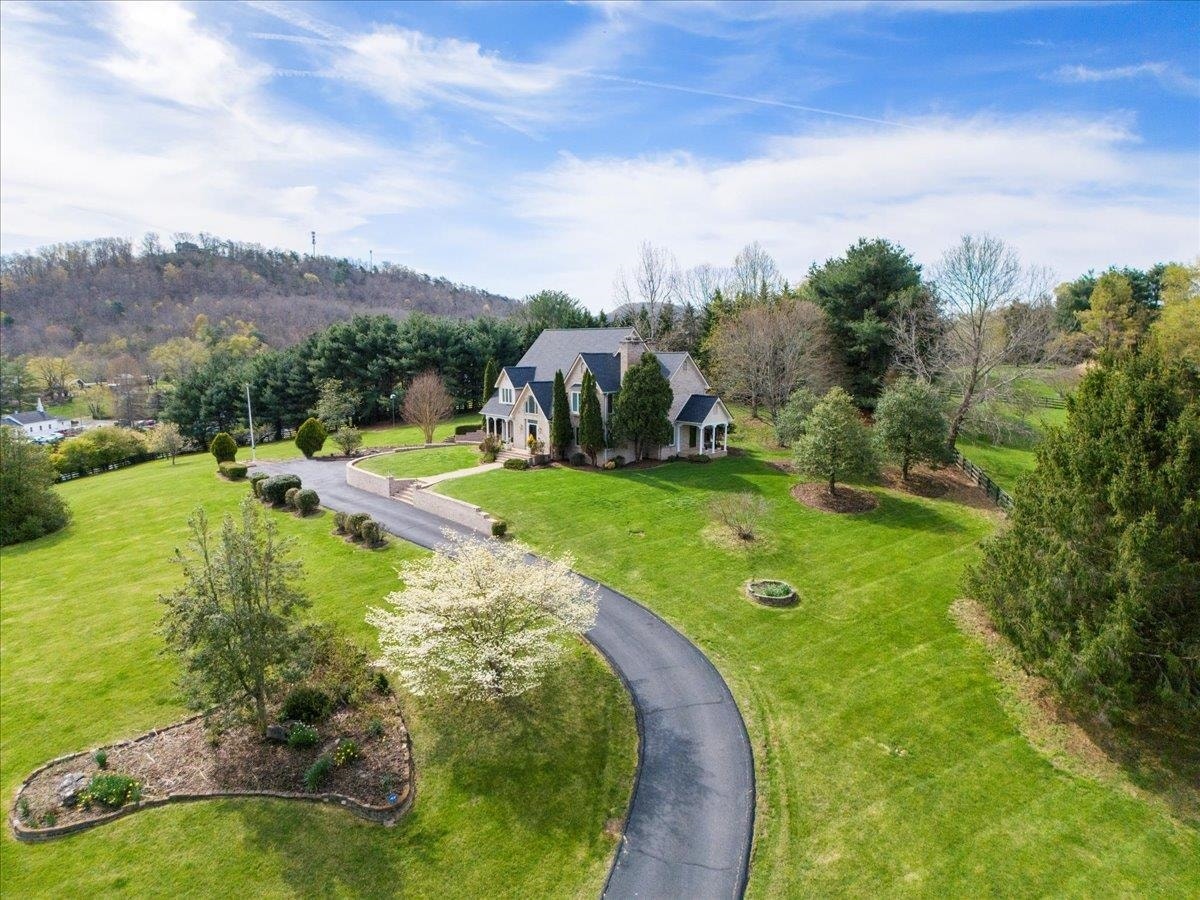 855 DEERCROFT Drive, Blacksburg, VA 24060