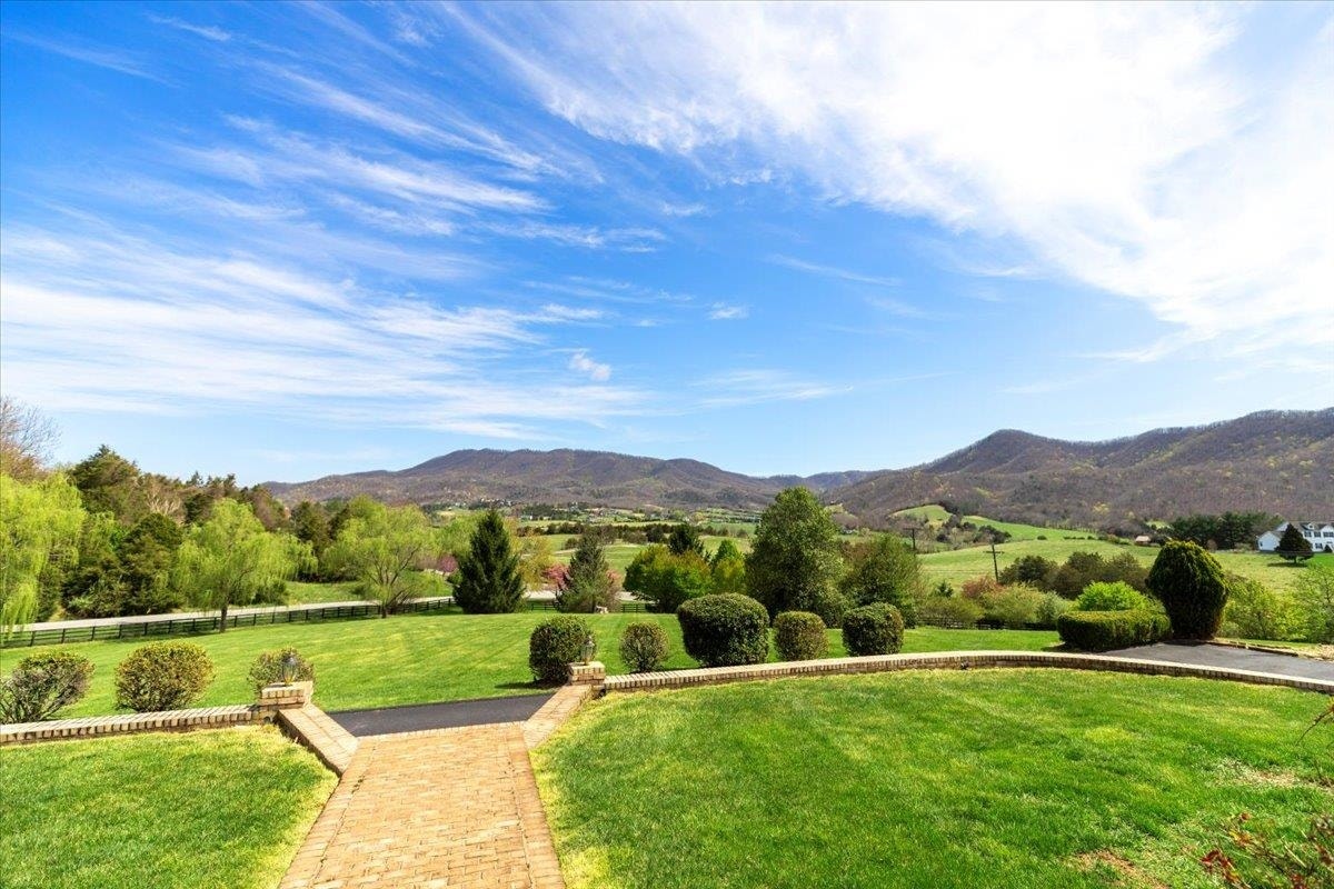 855 DEERCROFT Drive, Blacksburg, VA 24060