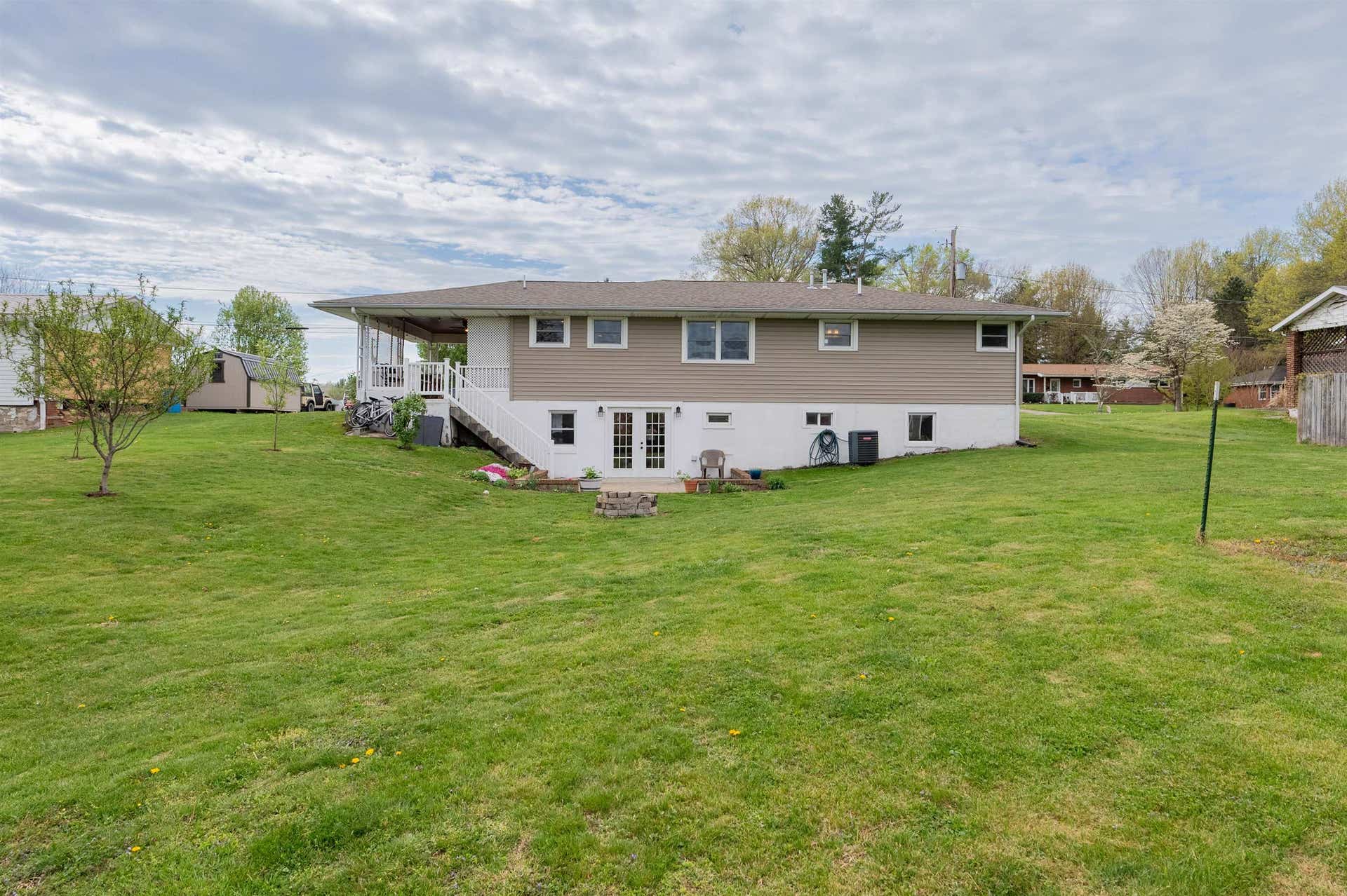 913 Locust Drive, Pearisburg, VA 24134