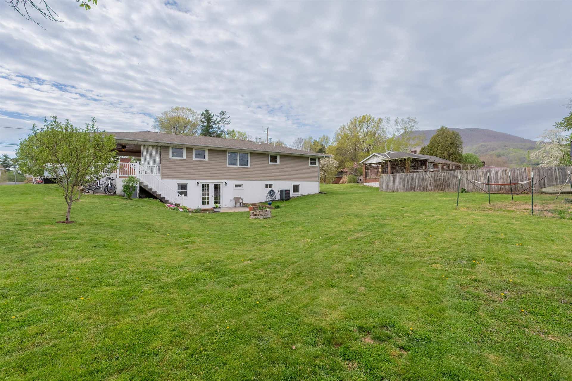 913 Locust Drive, Pearisburg, VA 24134