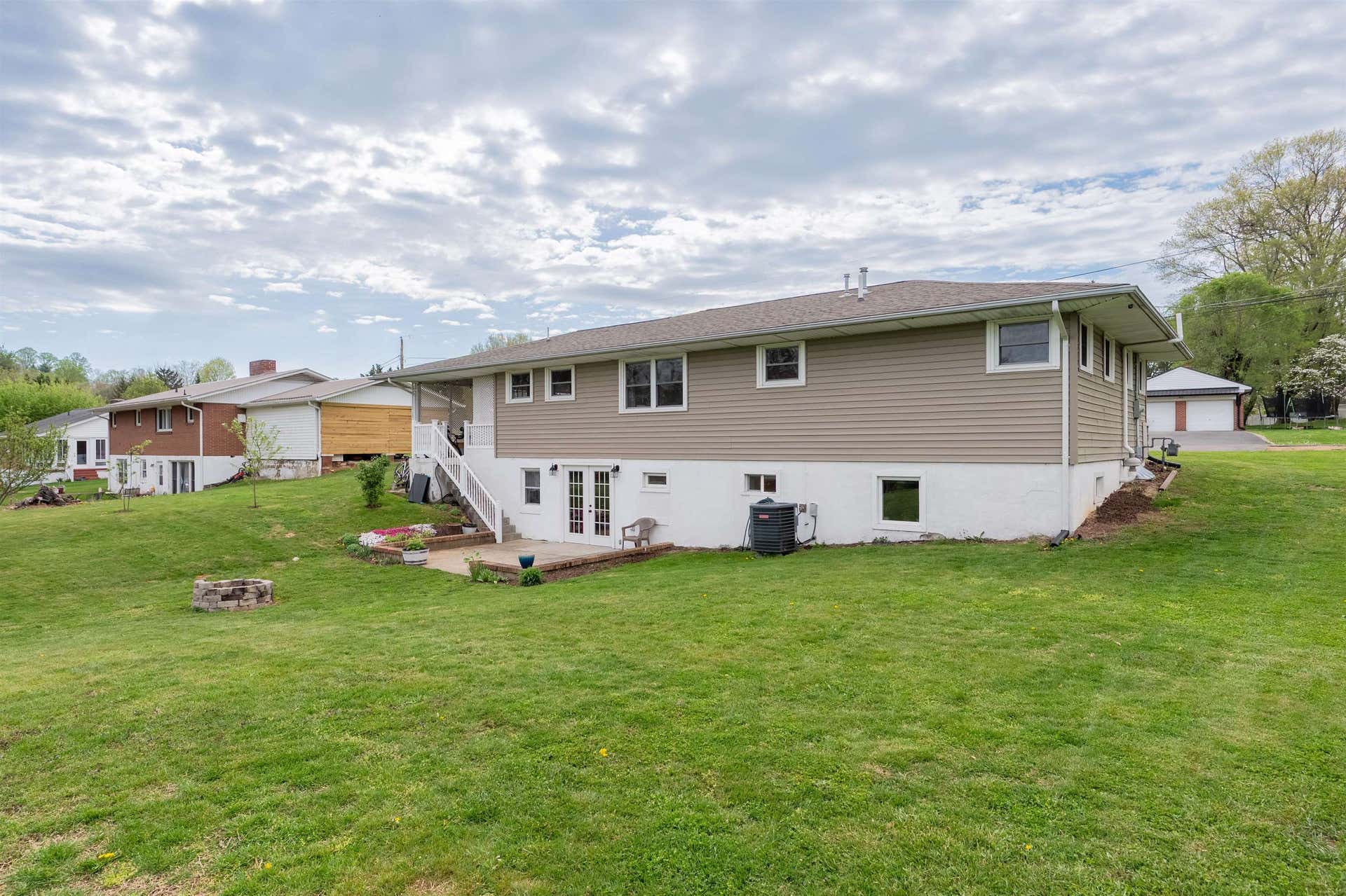 913 Locust Drive, Pearisburg, VA 24134