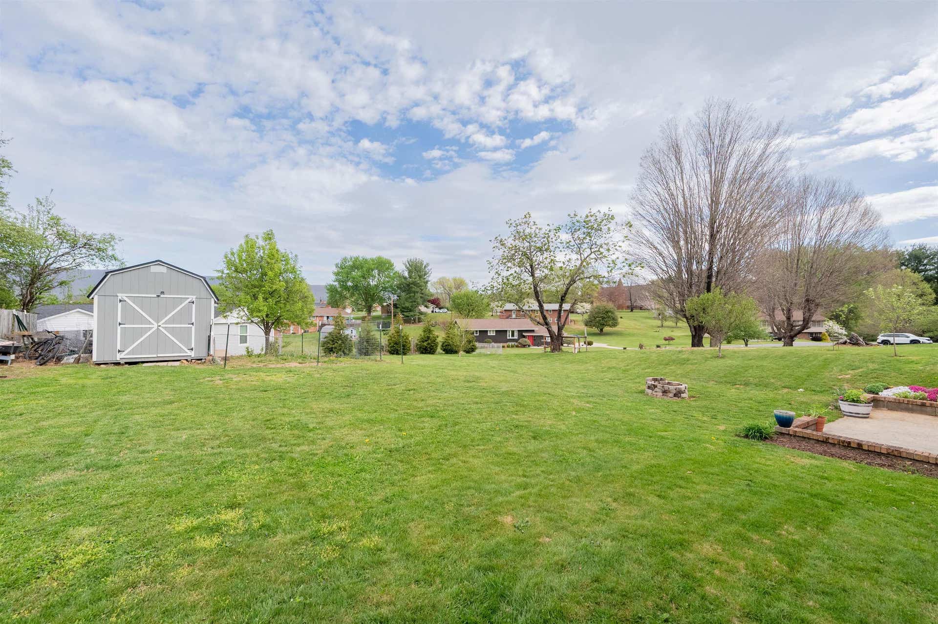 913 Locust Drive, Pearisburg, VA 24134