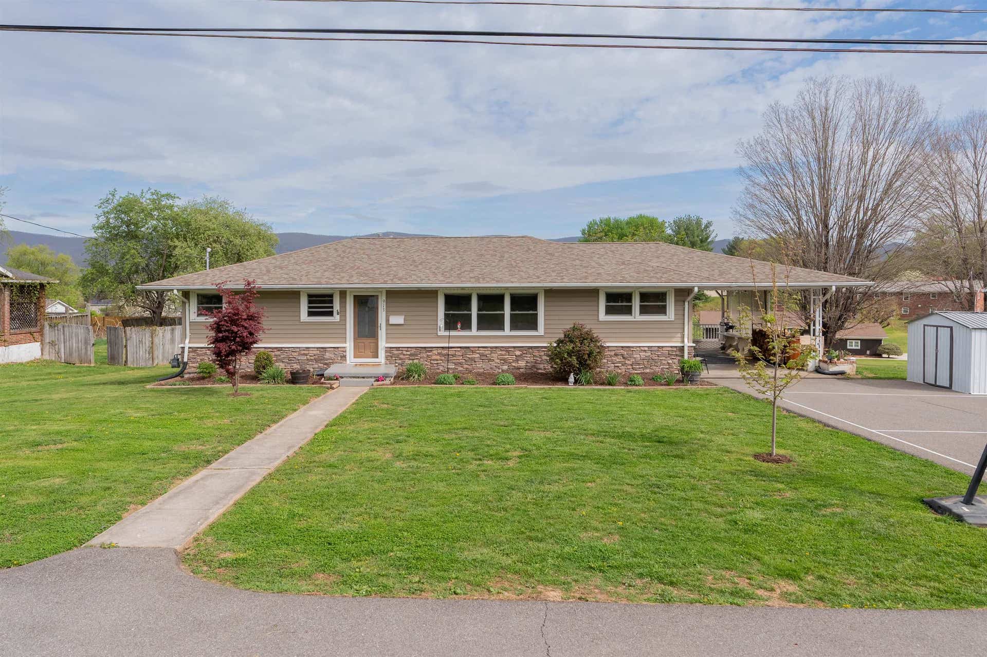 913 Locust Drive, Pearisburg, VA 24134