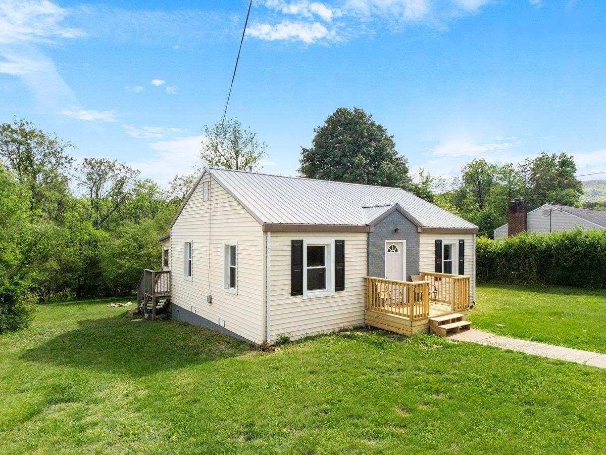 48 Upland Drive, Salem, VA 24153