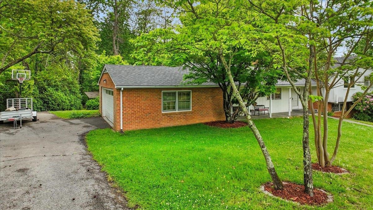 611 Landsdowne Drive, Blacksburg, VA 24060