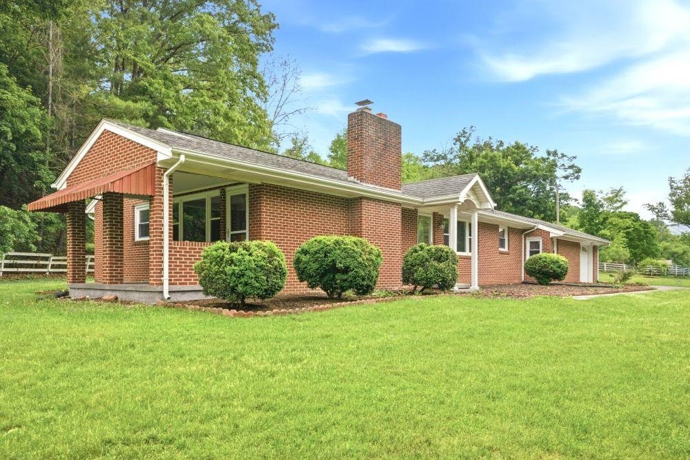 1961 Wolf Creek Road, Narrows, VA 24124