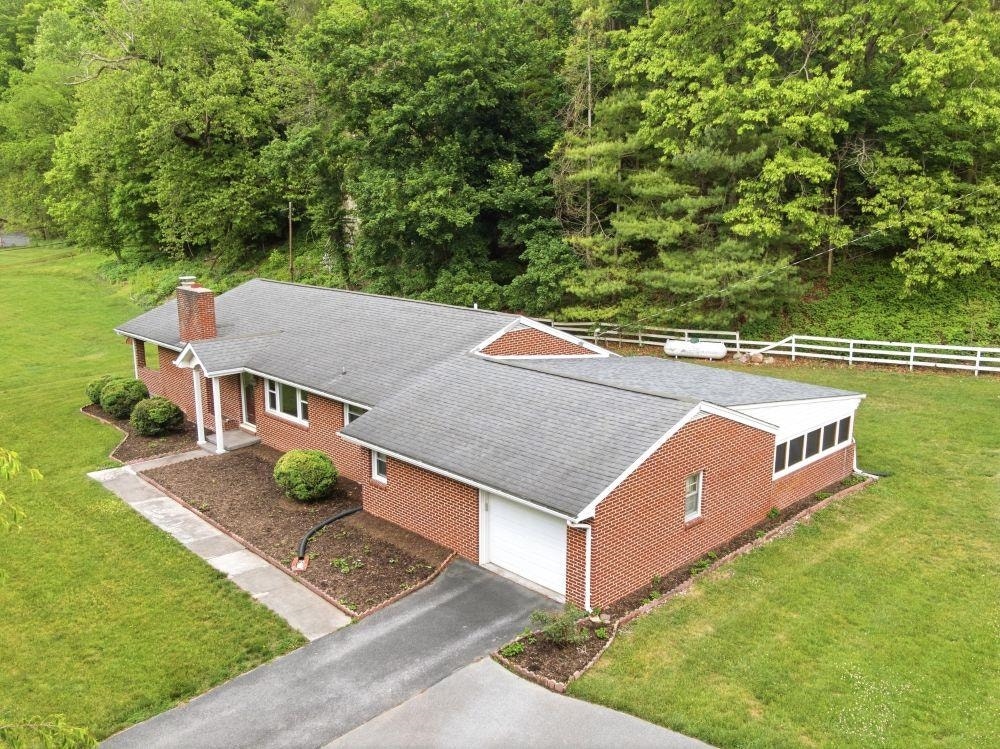 1961 Wolf Creek Road, Narrows, VA 24124