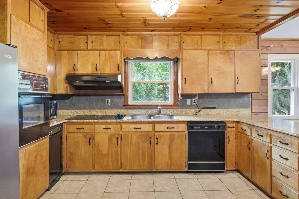 1961 Wolf Creek Road, Narrows, VA 24124