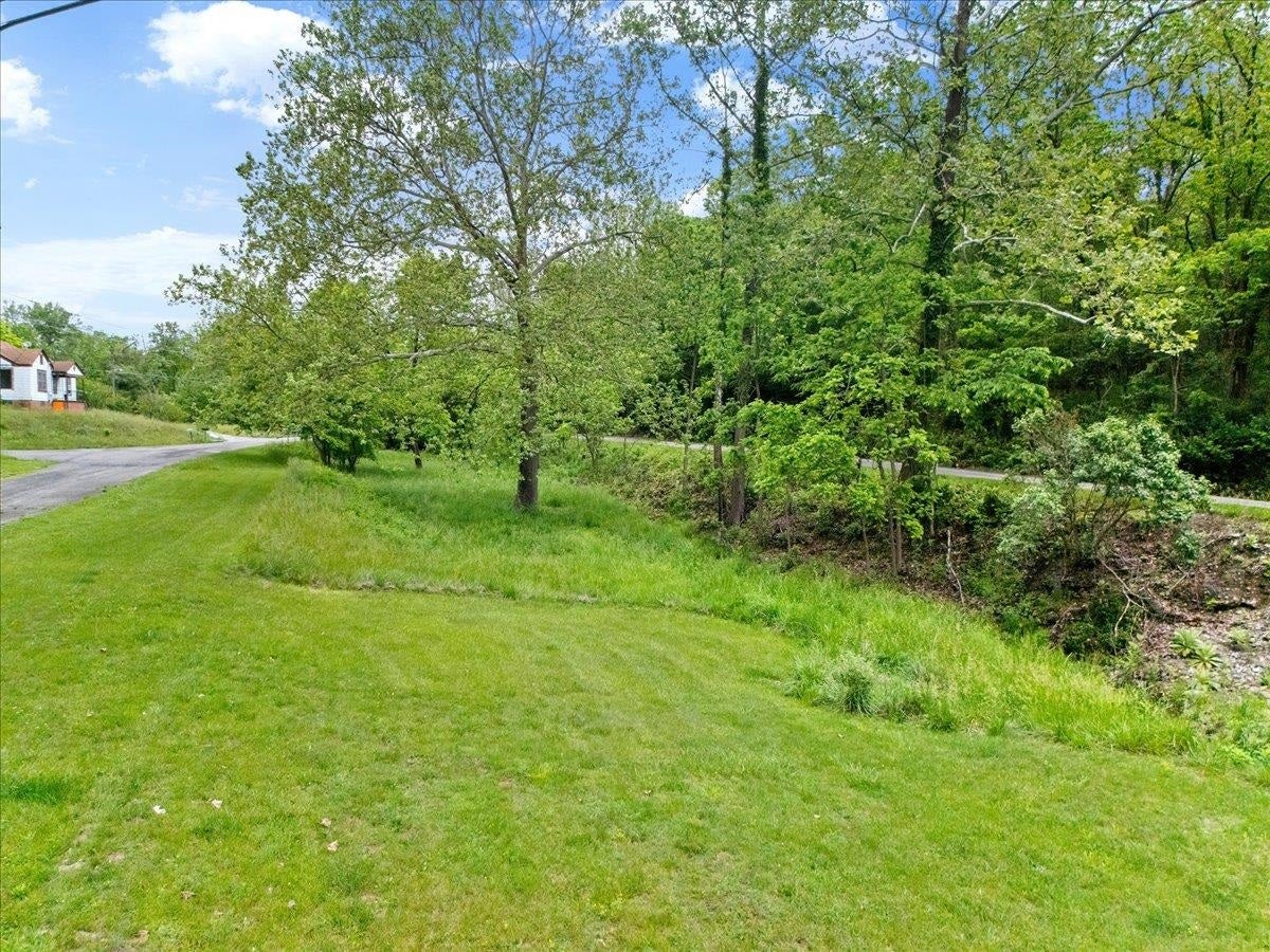 1977 ALUM SPRING Road, Pulaski, VA 24301
