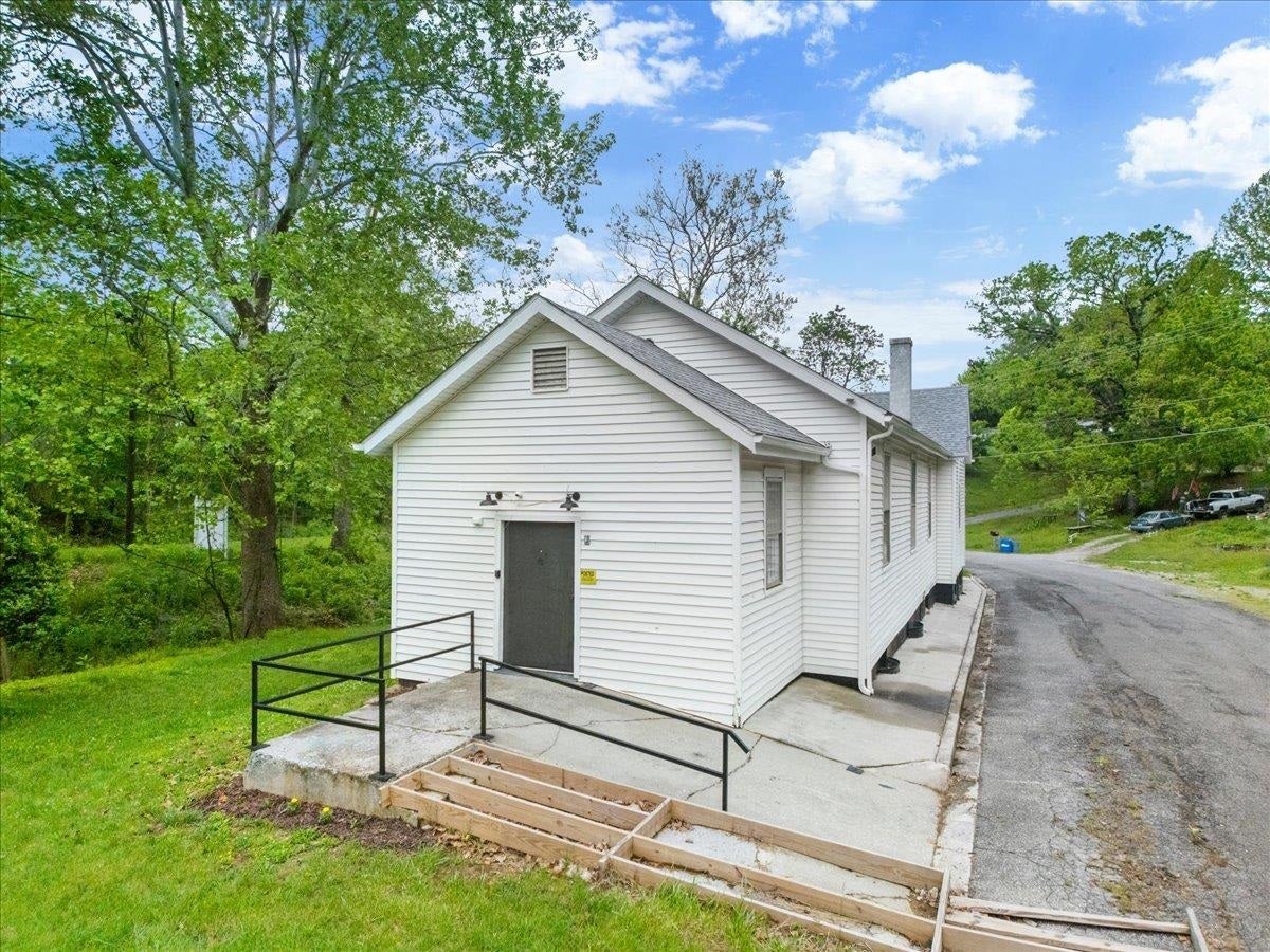 1977 ALUM SPRING Road, Pulaski, VA 24301