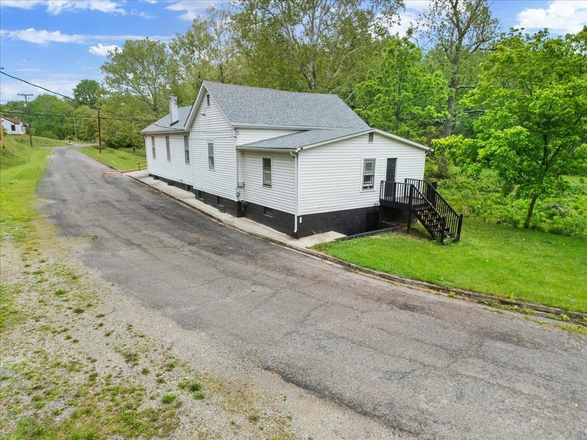 1977 ALUM SPRING Road, Pulaski, VA 24301