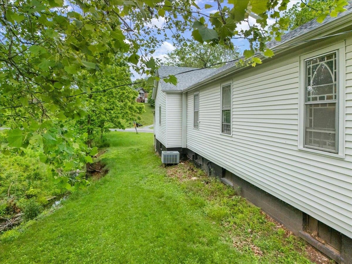 1977 ALUM SPRING Road, Pulaski, VA 24301