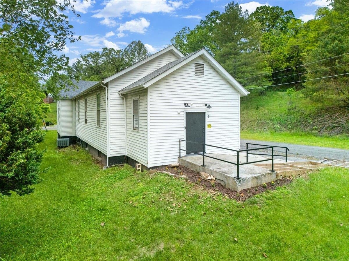 1977 ALUM SPRING Road, Pulaski, VA 24301