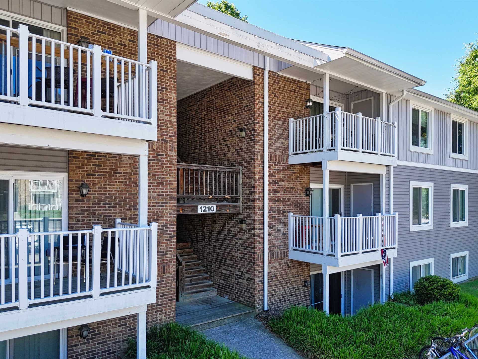 1210 UNIVERSITY Terrace, Blacksburg, VA 24060