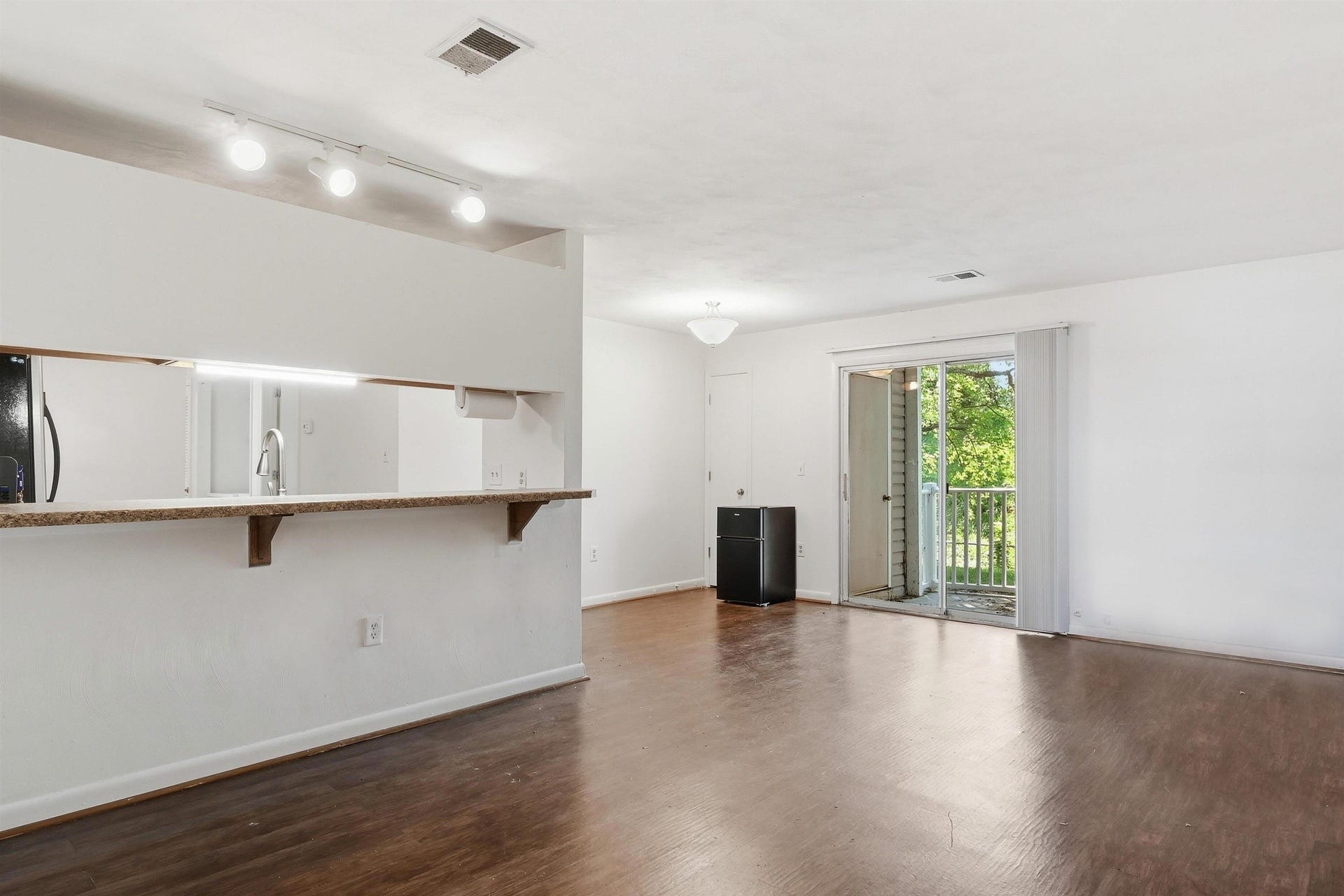 1210 UNIVERSITY Terrace, Blacksburg, VA 24060