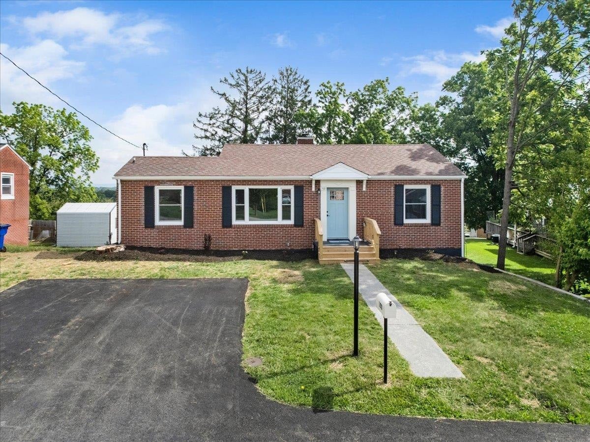 103 LONGVIEW Drive, Christiansburg, VA 24073