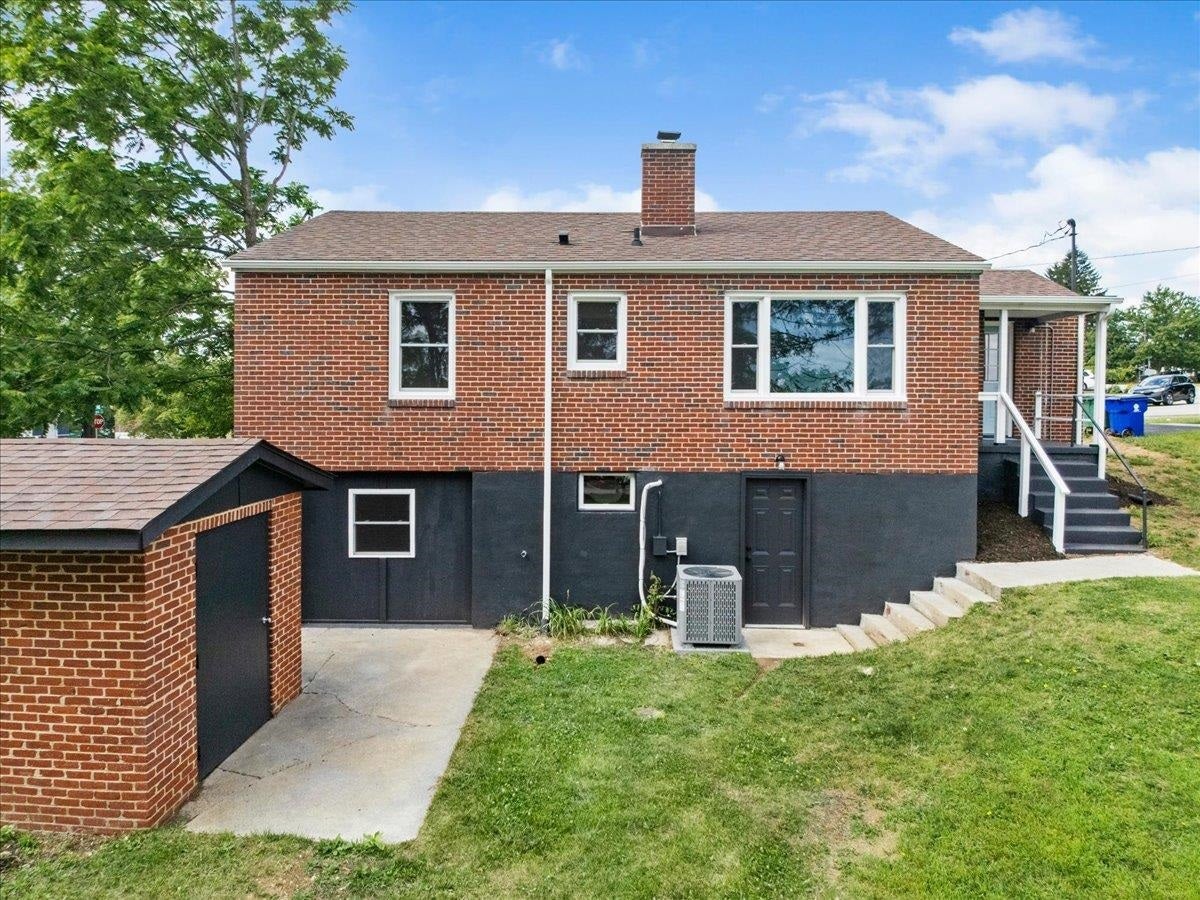 103 LONGVIEW Drive, Christiansburg, VA 24073