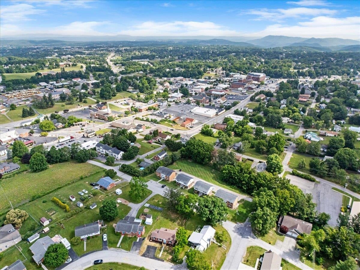 103 LONGVIEW Drive, Christiansburg, VA 24073