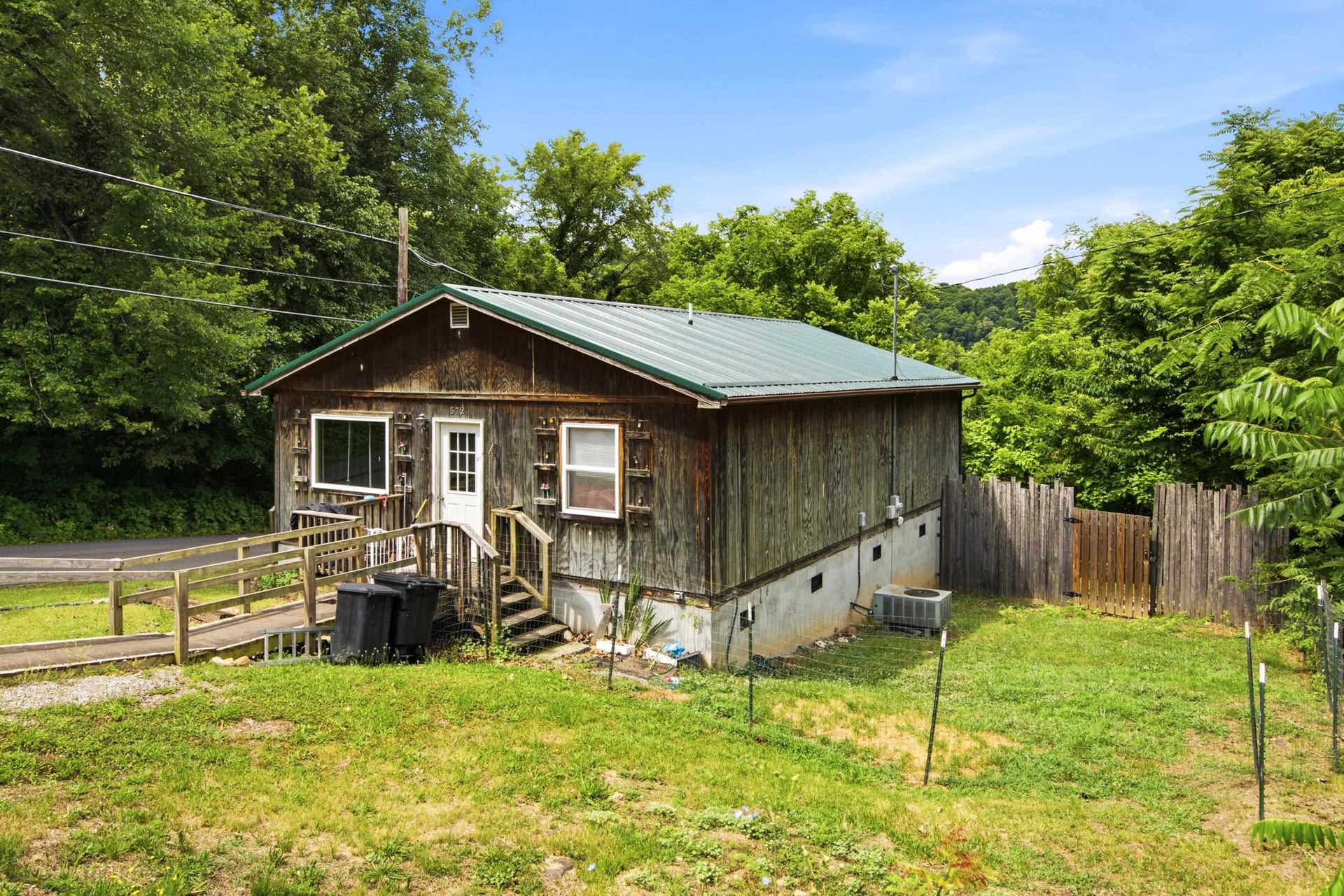 572 SHUMATE Avenue, Rich Creek, VA 24147
