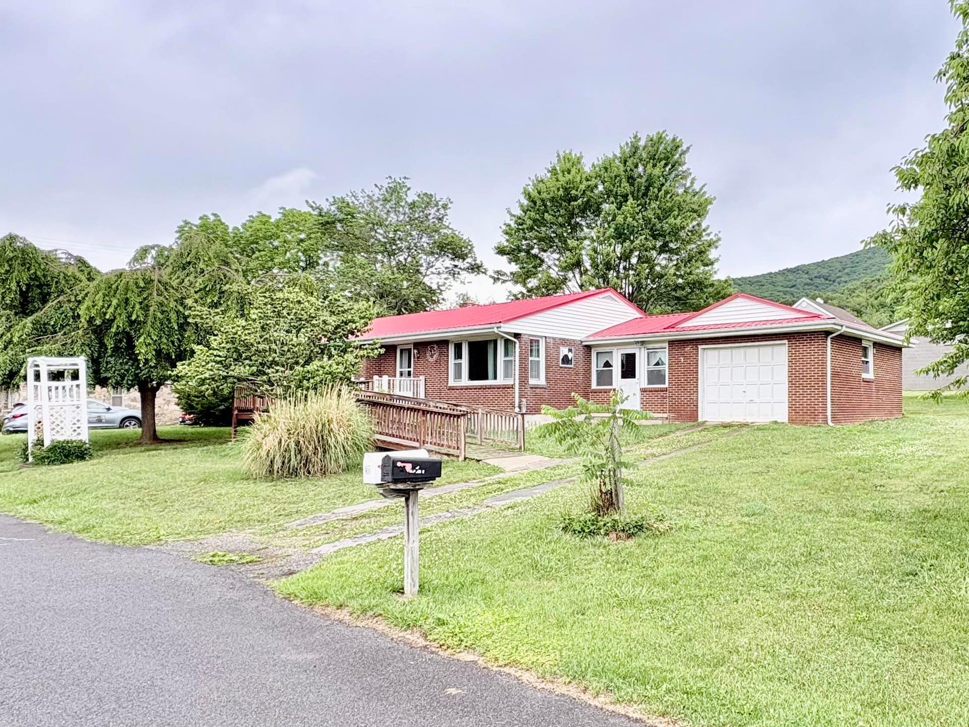 201 Honeysuckle Lane, Narrows, VA 24124