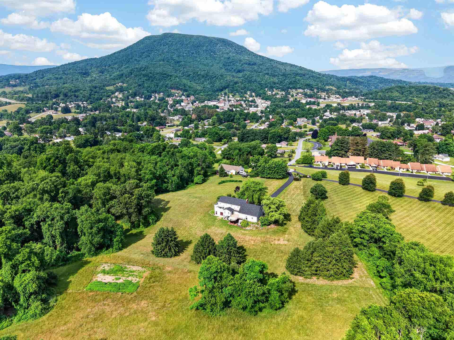 1210 VALLEY VIEW Drive, Pearisburg, VA 24134