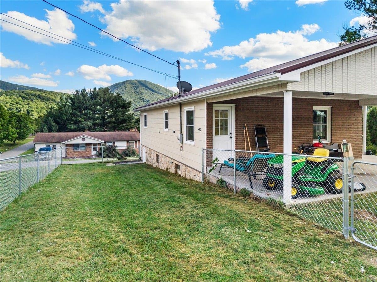 100 Pine Street, Narrows, VA 24124