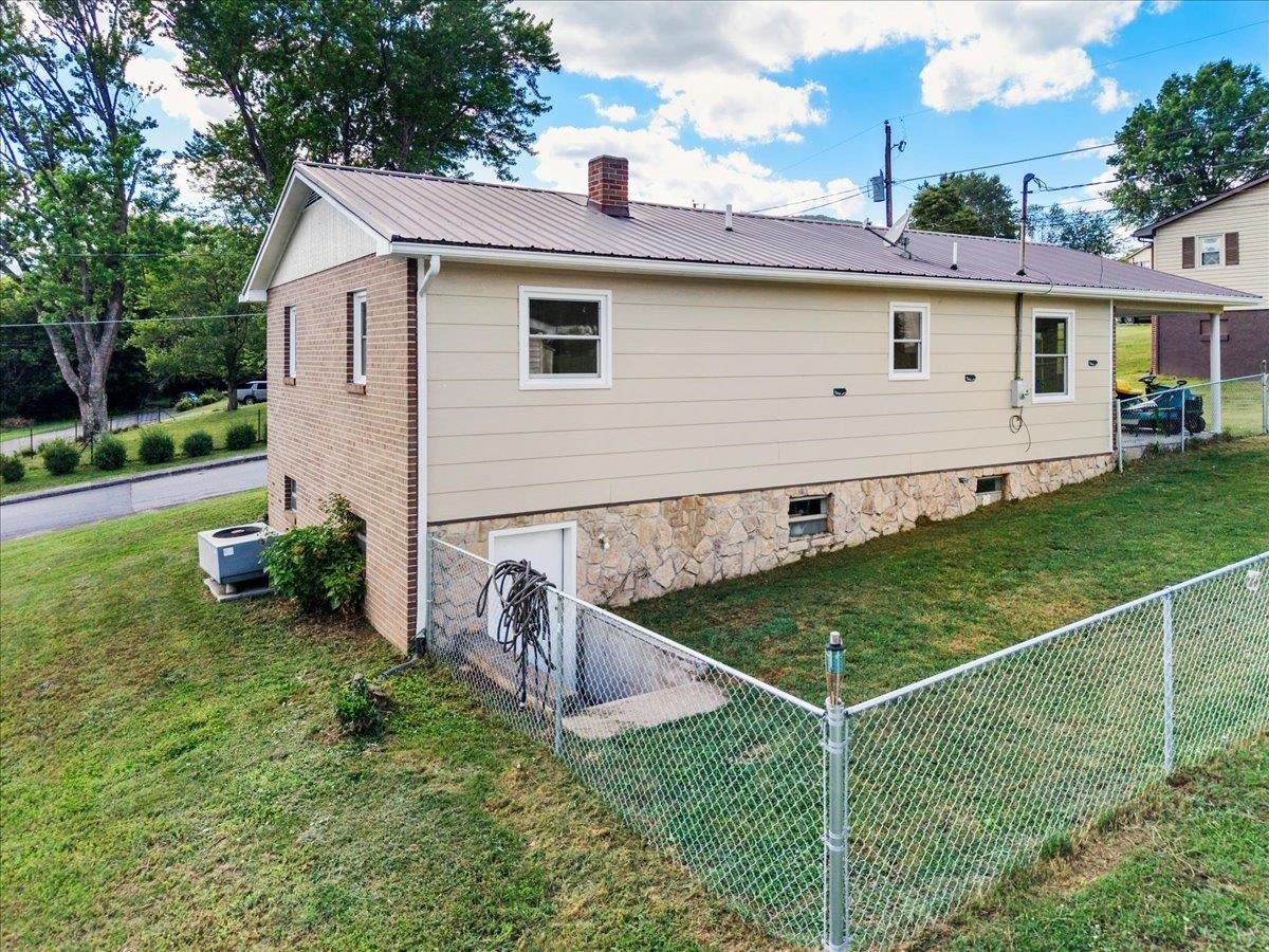 100 Pine Street, Narrows, VA 24124