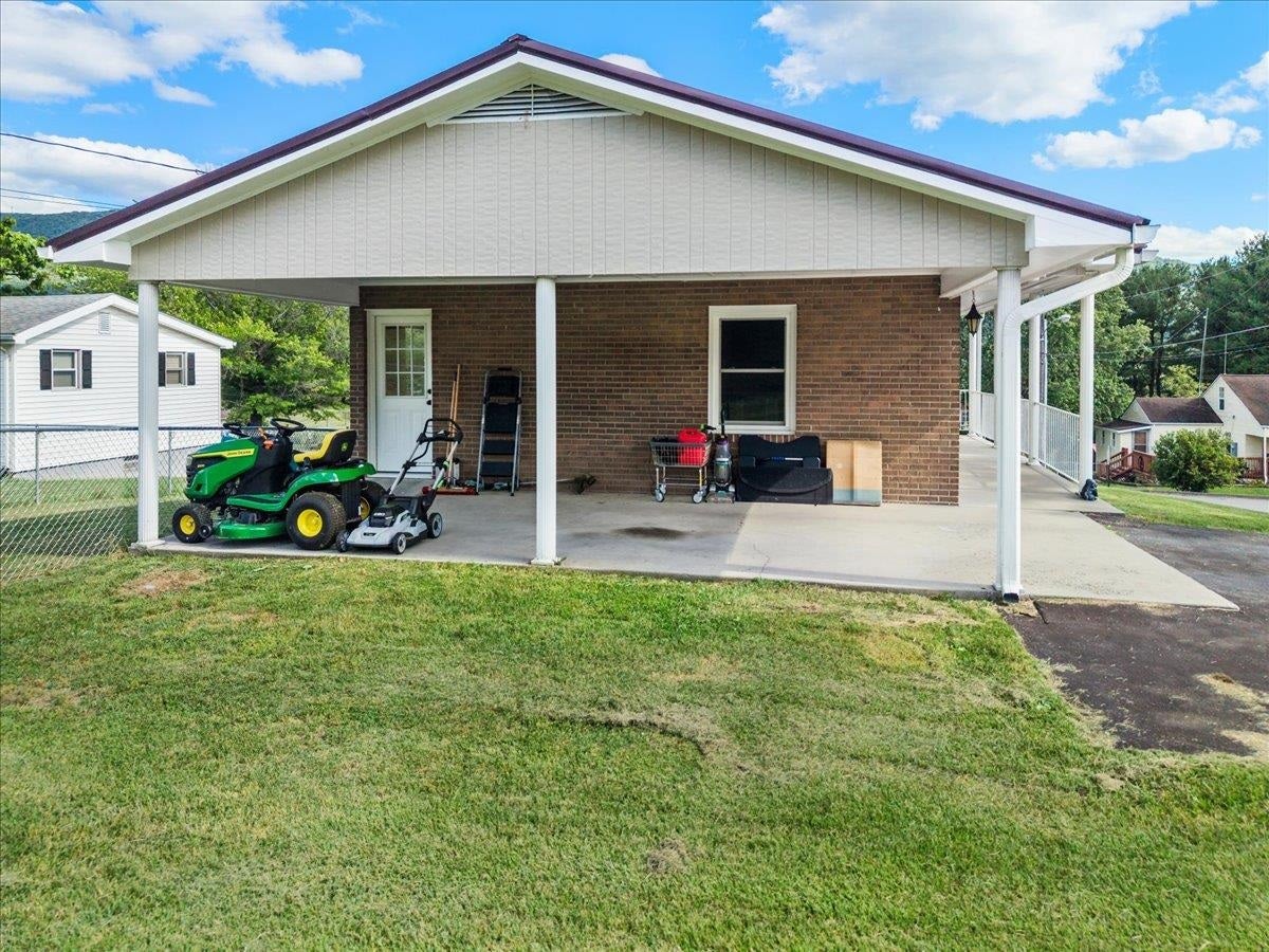 100 Pine Street, Narrows, VA 24124