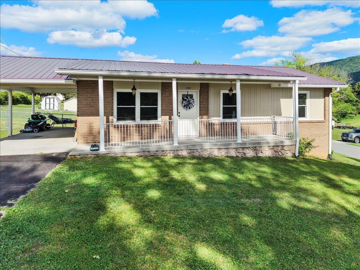 100 Pine Street, Narrows, VA 24124