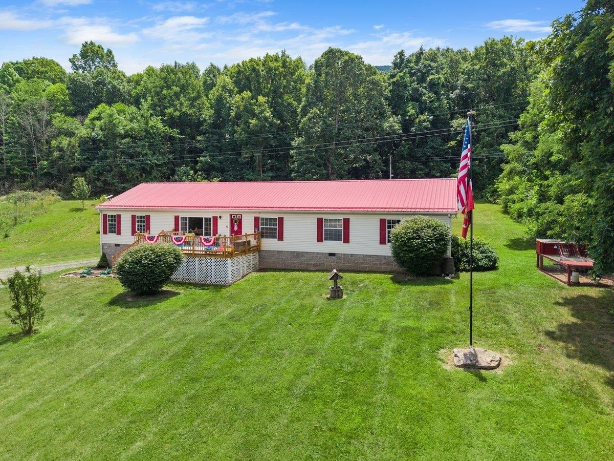 879 Cross Avenue, Pearisburg, VA 24134
