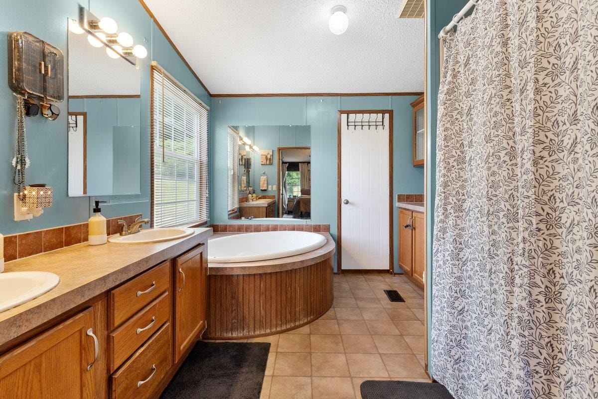 879 Cross Avenue, Pearisburg, VA 24134