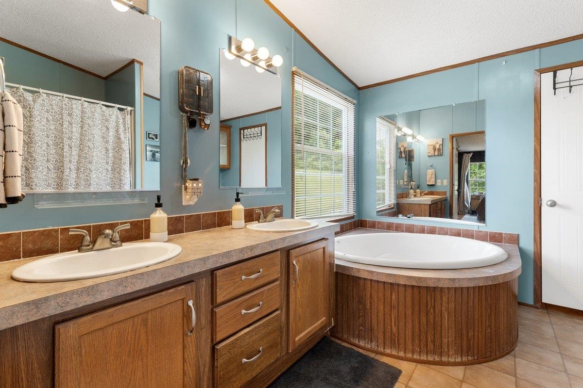 879 Cross Avenue, Pearisburg, VA 24134