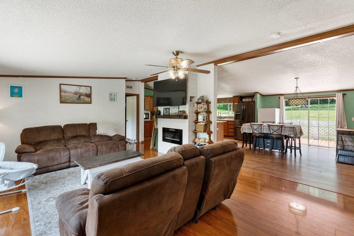 879 Cross Avenue, Pearisburg, VA 24134